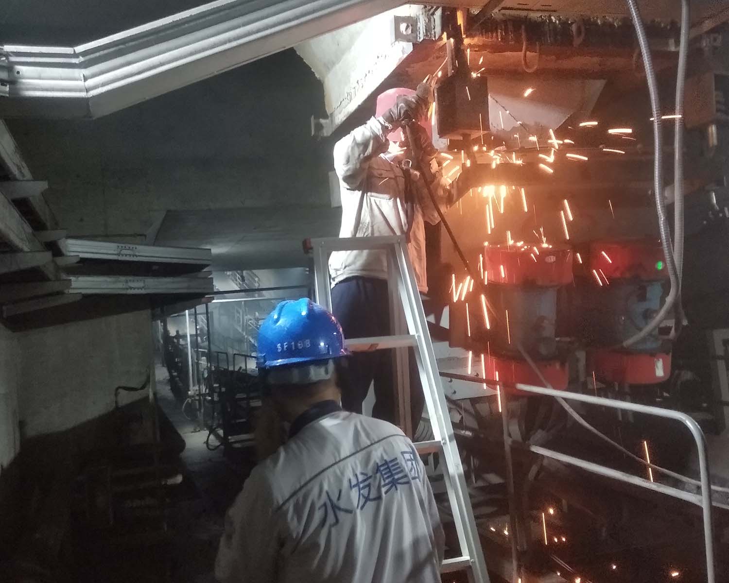 1593218710815609.jpg 榮成昊陽熱電有限責任公司 更換振動給煤機吊鉤 夏黎明 18769114385.jpg