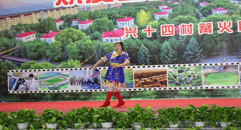 1602492566368089.jpg 村企共建 攜手共創(chuàng) 喜迎國慶 情暖中秋------富華錦河應(yīng)邀參加國慶中秋篝火晚會 (3).JPG